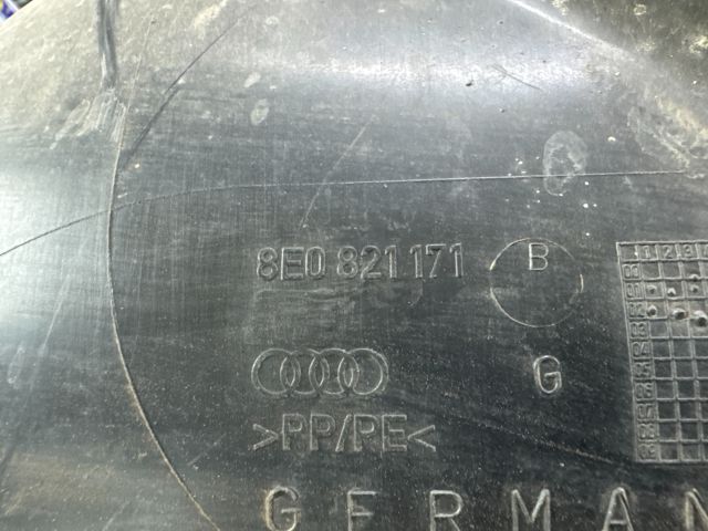 bontott AUDI A4 B6 Bal első Dobbetét (Kerékjárati, Műanyag)