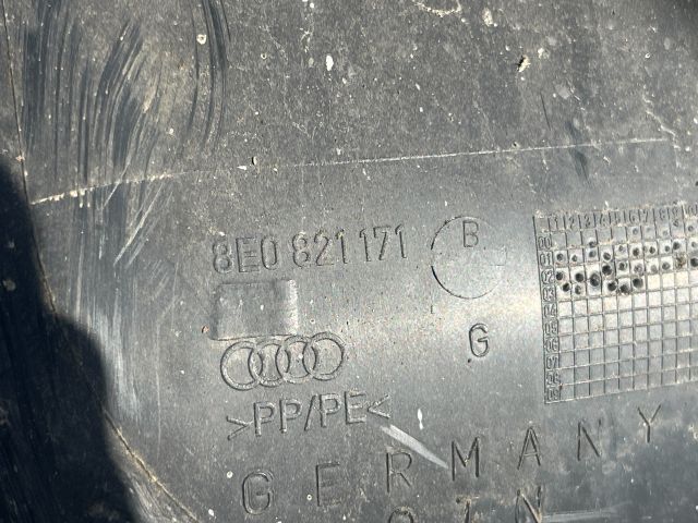 bontott AUDI A4 B6 Bal első Dobbetét (Kerékjárati, Műanyag)