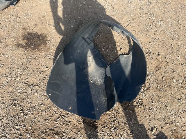 bontott AUDI A4 B6 Bal első Dobbetét (Kerékjárati, Műanyag)