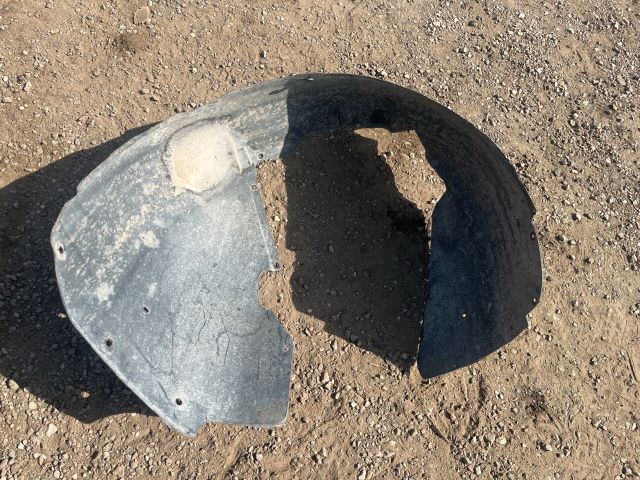 bontott AUDI A4 B6 Bal első Dobbetét (Kerékjárati, Műanyag)