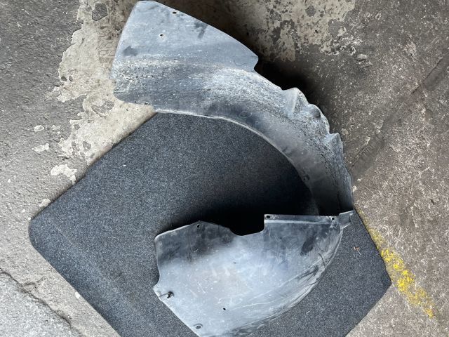 bontott AUDI A4 B6 Bal első Dobbetét (Kerékjárati, Műanyag)