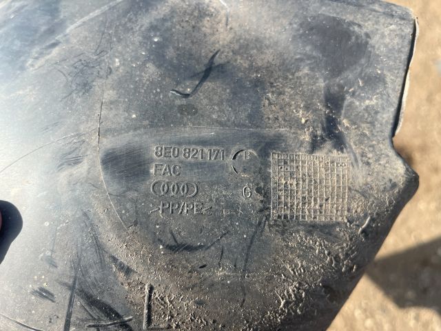 bontott AUDI A4 B6 Bal első Dobbetét (Kerékjárati, Műanyag)