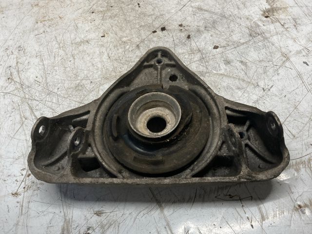 bontott AUDI A4 B6 Bal első Felső Rugótányér