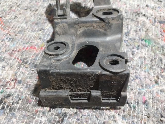 bontott AUDI A4 B6 Bal első Küszöb Tartó