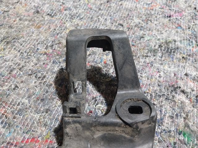 bontott AUDI A4 B6 Bal első Küszöb Tartó