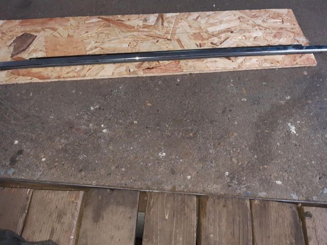 bontott AUDI A4 B6 Bal első Vízlehúzó Gumicsík