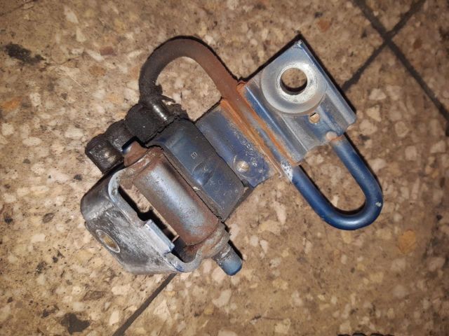 bontott AUDI A4 B6 Bal első Zsanér