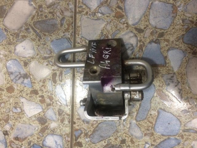 bontott AUDI A4 B6 Bal első Zsanér