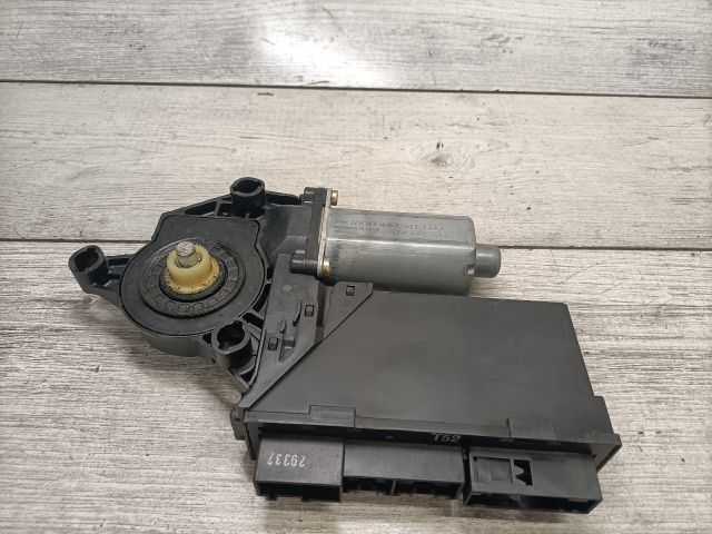 bontott AUDI A4 B6 Bal hátsó Ablakemelő Motor