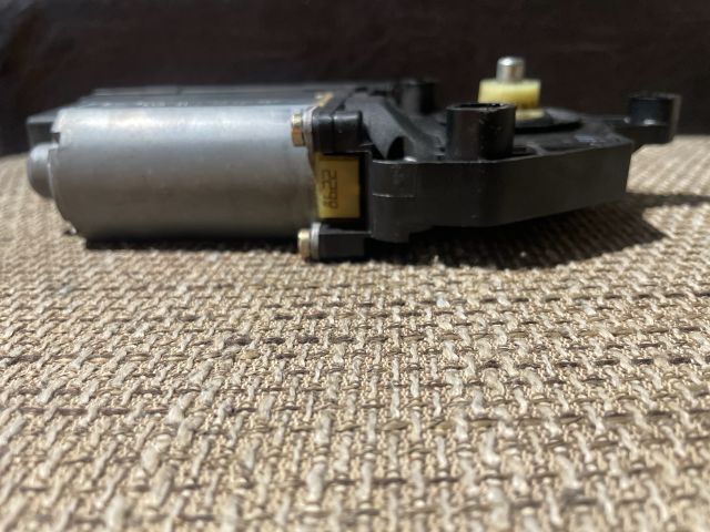 bontott AUDI A4 B6 Bal hátsó Ablakemelő Motor