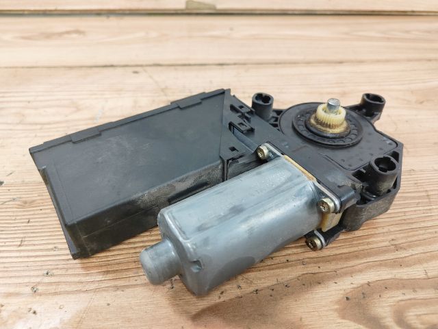 bontott AUDI A4 B6 Bal hátsó Ablakemelő Motor
