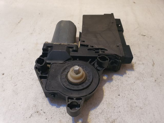 bontott AUDI A4 B6 Bal hátsó Ablakemelő Motor