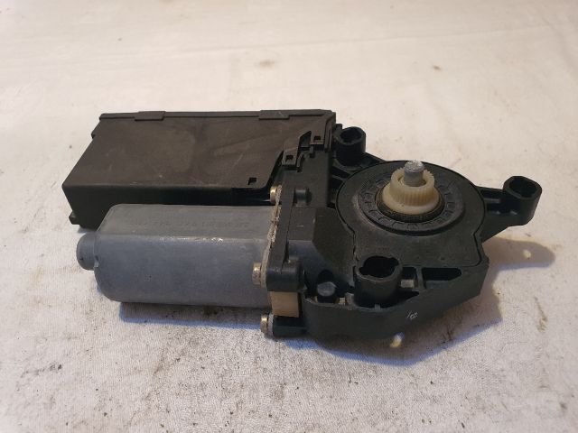 bontott AUDI A4 B6 Bal hátsó Ablakemelő Motor