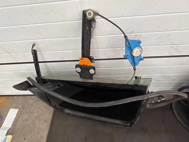 bontott AUDI A4 B6 Bal hátsó Ablakemelő Szerkezet (Elektromos)