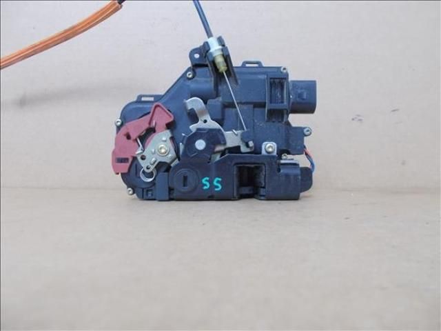 bontott AUDI A4 B6 Bal hátsó Ajtózár