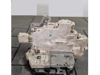 bontott AUDI A4 B6 Bal hátsó Ajtózár