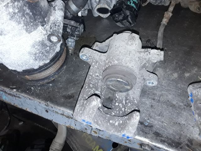 bontott AUDI A4 B6 Bal hátsó Féknyereg Munkahengerrel