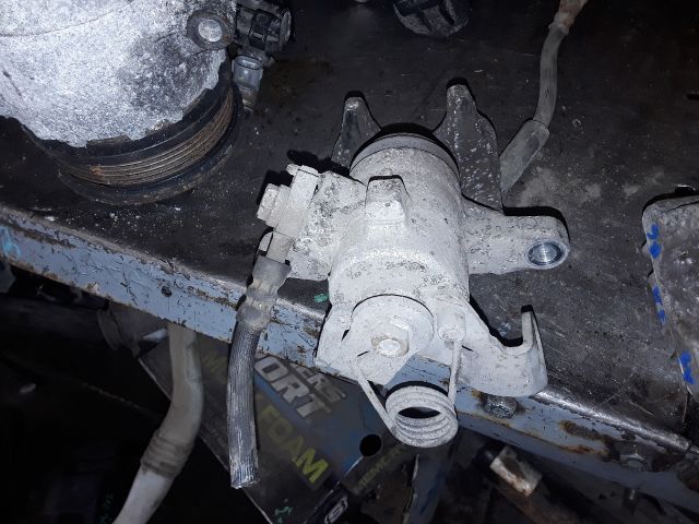 bontott AUDI A4 B6 Bal hátsó Féknyereg Munkahengerrel