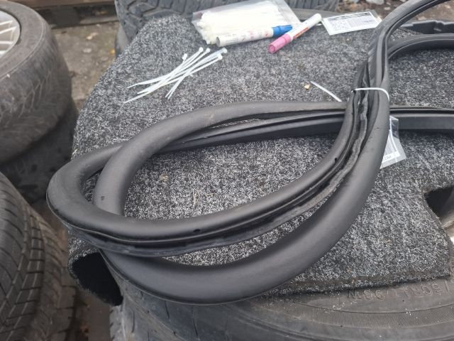 bontott AUDI A4 B6 Bal hátsó Gumikéder