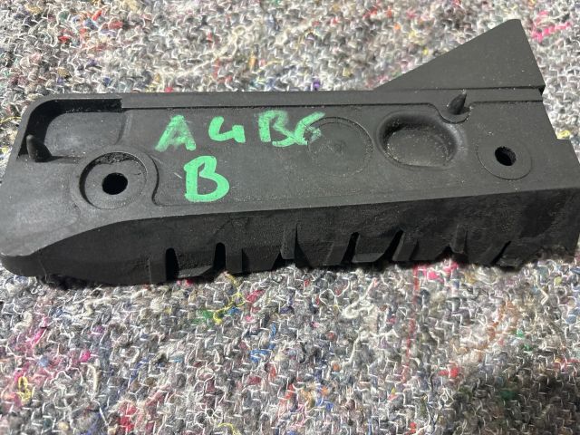 bontott AUDI A4 B6 Bal hátsó Oldal Lökhárító Tartó (Műanyag)