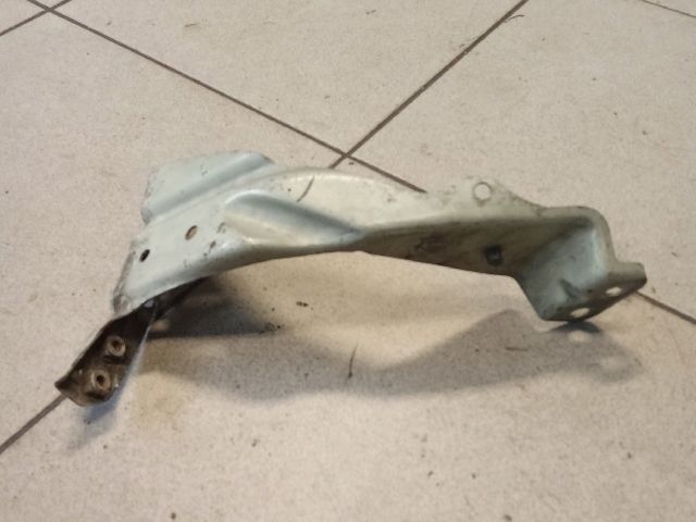 bontott AUDI A4 B6 Bal Sárvédő Oldaltartó