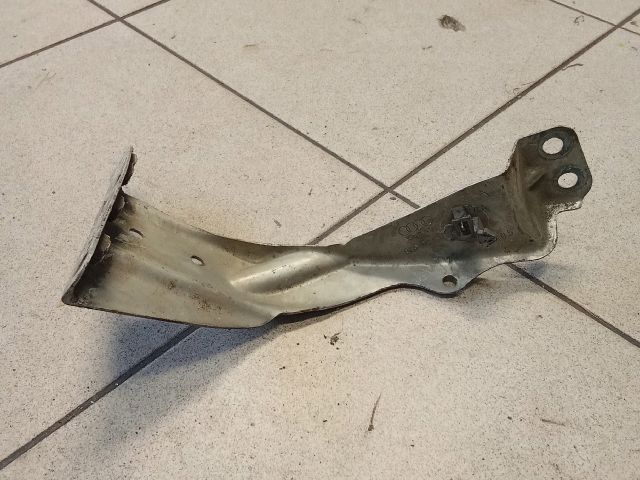 bontott AUDI A4 B6 Bal Sárvédő Oldaltartó