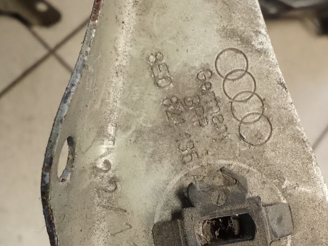 bontott AUDI A4 B6 Bal Sárvédő Oldaltartó