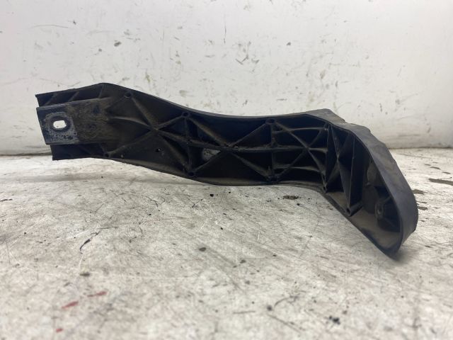 bontott AUDI A4 B6 Bal Sárvédő Oldaltartó