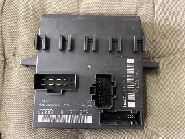 bontott AUDI A4 B6 Biztosítéktábla Motortér