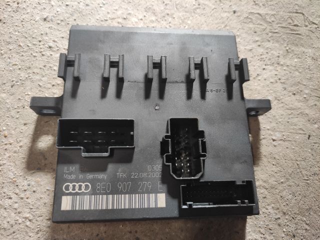 bontott AUDI A4 B6 Biztosítéktábla Motortér