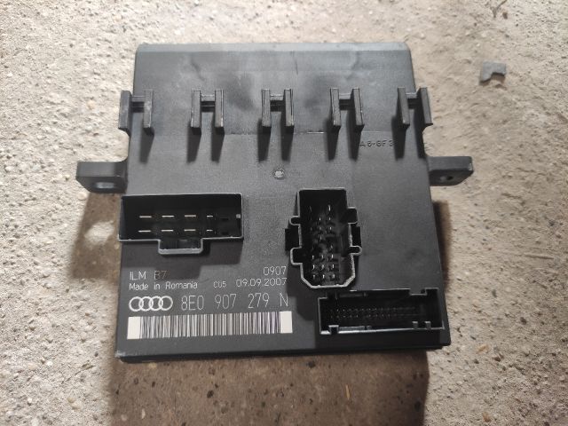 bontott AUDI A4 B6 Biztosítéktábla Motortér