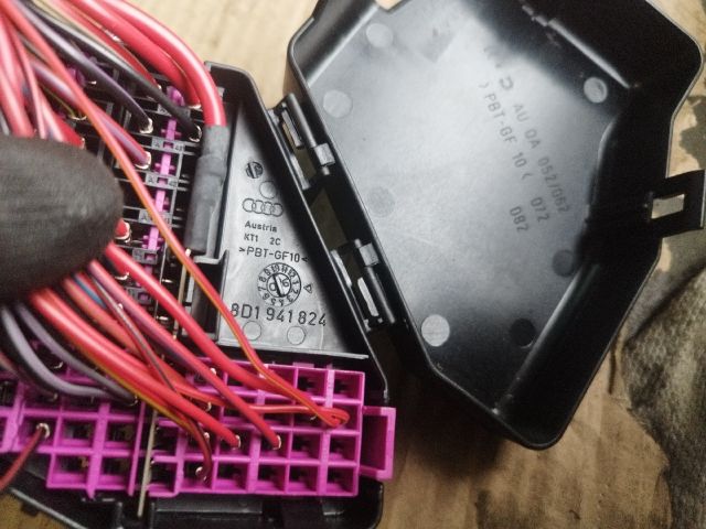 bontott AUDI A4 B6 Biztosítéktábla Utastér