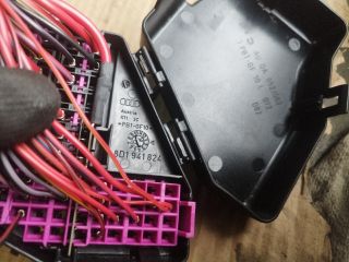 bontott AUDI A4 B6 Biztosítéktábla Utastér