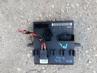 bontott AUDI A4 B6 Biztosítéktábla Utastér