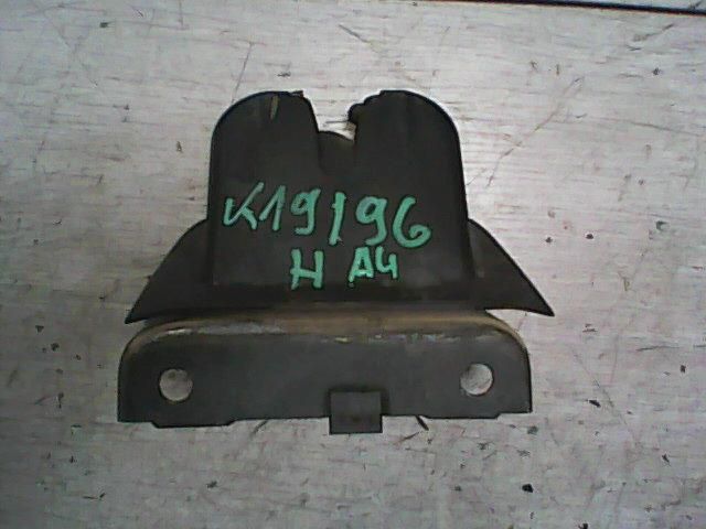 bontott AUDI A4 B6 Csomagtérajtó Zárbetét