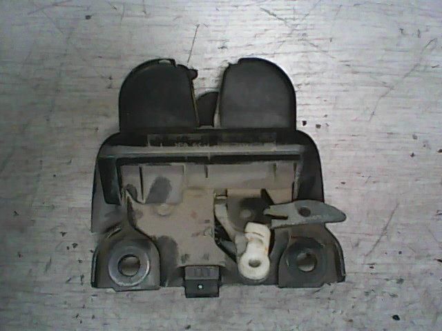 bontott AUDI A4 B6 Csomagtérajtó Zárbetét