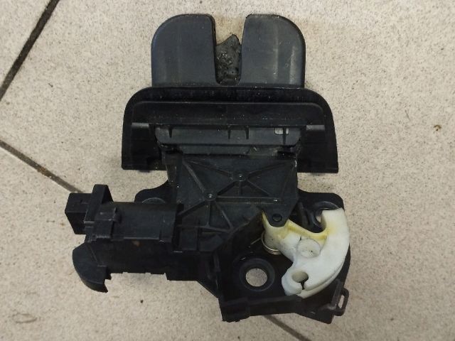 bontott AUDI A4 B6 Csomagtérajtó Zárszerkezet