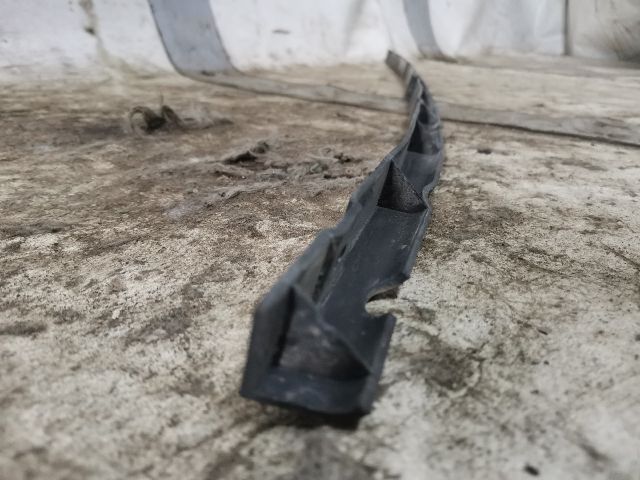 bontott AUDI A4 B6 Hátsó középső Lökhárító Tartó (Műanyag)