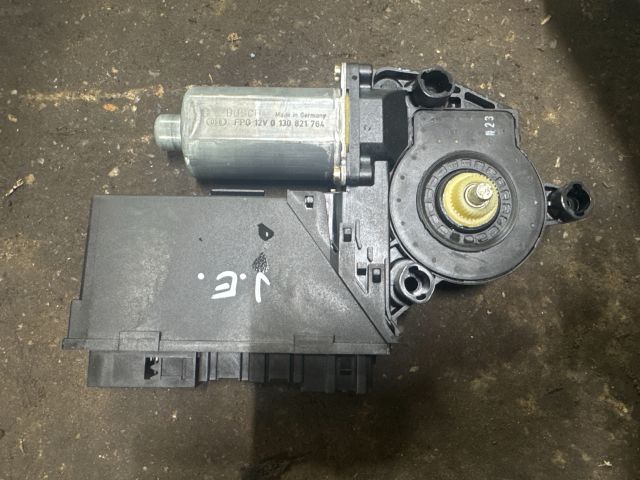 bontott AUDI A4 B6 Jobb első Ablakemelő Motor