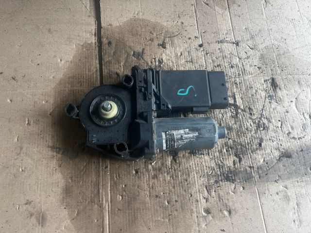 bontott AUDI A4 B6 Jobb első Ablakemelő Motor