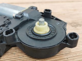 bontott AUDI A4 B6 Jobb első Ablakemelő Motor