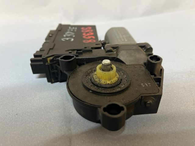 bontott AUDI A4 B6 Jobb első Ablakemelő Motor