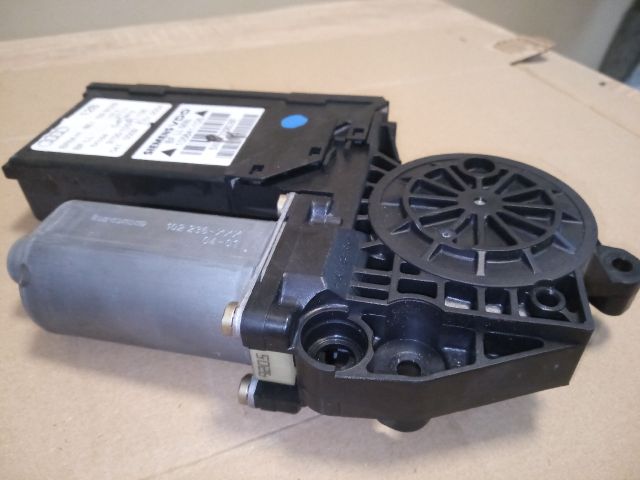 bontott AUDI A4 B6 Jobb első Ablakemelő Motor