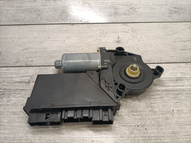 bontott AUDI A4 B6 Jobb első Ablakemelő Motor