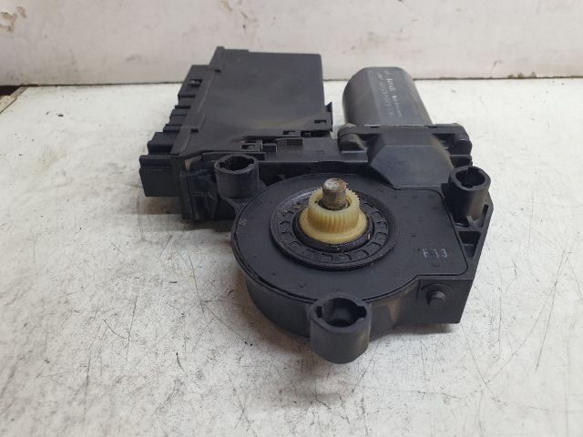bontott AUDI A4 B6 Jobb első Ablakemelő Motor