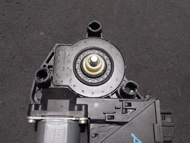 bontott AUDI A4 B6 Jobb első Ablakemelő Motor