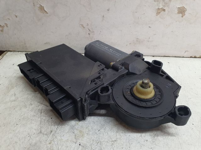 bontott AUDI A4 B6 Jobb első Ablakemelő Motor