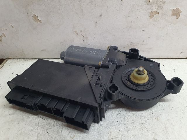 bontott AUDI A4 B6 Jobb első Ablakemelő Motor