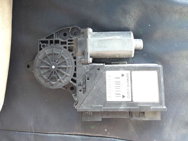 bontott AUDI A4 B6 Jobb első Ablakemelő Motor
