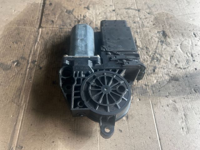 bontott AUDI A4 B6 Jobb első Ablakemelő Motor